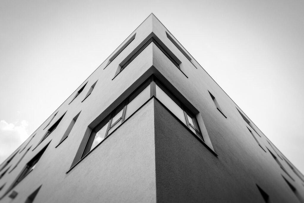 Vas viendo cómo avanza la impresión y, poco a poco, una esquina empieza a levantarse de la cama sin que hayas tocado nada — el warping es probablemente el problema más conocido de toda la impresión 3D, y también uno de los primeros con los que se topa cualquiera que empieza. Por qué pasa esto Es una deformación que aparece cuando el plástico se enfría de forma irregular. Al enfriarse, el material se contrae — y si la pieza no está bien pegada a la cama, esa contracción hace que las esquinas empiecen a levantarse poco a poco durante la propia impresión. Es más habitual en materiales como el ABS, pero también puede aparecer con PLA, PETG o TPU si la configuración no es la correcta. Cuanto más grande, plana, o con esquinas más marcadas sea la pieza, mayor el riesgo. Las causas más comunes, casi siempre combinadas Cama mal nivelada. Primera capa que no se adhiere bien. Temperatura de cama demasiado baja. Corrientes de aire cerca de la impresora. Material que se enfría demasiado rápido. Superficie sucia. Velocidad de primera capa demasiado alta. Rara vez es una sola causa aislada — suele ser la suma de varios pequeños errores acumulados. Empieza limpiando la cama Antes de tocar nada avanzado, limpia bien. La grasa de los dedos, el polvo, o restos de plástico de impresiones anteriores reducen mucho la adhesión, aunque la cama parezca limpia a simple vista. Una cama limpia mejora notablemente la primera capa y reduce el riesgo de que la pieza se levante. Nivela correctamente Una cama mal nivelada es de las causas principales. Si la boquilla está demasiado lejos, el filamento cae sin aplastarse bien; si está demasiado cerca, el material sale mal y la primera capa queda irregular. Ajusta hasta que las líneas se vean unidas entre sí, sin huecos grandes en ningún punto de la cama. Ajusta la temperatura de la cama Ayuda a que el material se mantenga adherido durante toda la impresión. Si está demasiado fría, el plástico se enfría rápido y se contrae, provocando warping. Orientativamente: PLA entre 50-60°C, PETG entre 70-80°C, ABS entre 90-110°C, TPU entre 40-60°C. Si tienes warping con PLA, prueba subir de 50 a 60°C. Mejora la primera capa Es la base de toda la impresión — si falla, el resto puede fallar detrás. Configúrala lenta y estable: velocidad entre 15-25 mm/s, ventilador apagado o bajo, cama caliente activada, boquilla bien calibrada. Una primera capa lenta se deposita mejor y se adhiere con más fuerza real. Evita corrientes de aire Pueden enfriar una parte de la pieza más rápido que otra, provocando una contracción irregular que dispara el warping. No coloques la impresora cerca de ventanas, ventiladores, o aire acondicionado. Con ABS, lo ideal es una impresora cerrada o una carcasa improvisada; con PLA no suele hacer falta, pero conviene evitar cambios bruscos de temperatura ambiente. Brim o raft, si la pieza se despega igualmente El brim añade líneas alrededor de la pieza, ganando superficie de adhesión — es de las mejores soluciones contra el warping, limpio y rápido de aplicar. El raft crea una base completa debajo, útil en casos más difíciles, aunque consume más material y puede dejar peor acabado en la parte inferior. Para la mayoría de casos, empieza con brim. Revisa la ventilación Ayuda al acabado, pero si enfría demasiado pronto, provoca warping. Con PLA, apagado en primeras capas y luego al 80-100%. Con PETG, bajo o medio. Con ABS, apagado o muy bajo casi siempre. Usa adhesivos si aún hace falta Barra de pegamento, laca, adhesivos específicos, o superficies PEI ayudan bastante en piezas grandes o materiales difíciles. Pero asegúrate primero de que la cama está bien nivelada y limpia — el adhesivo ayuda, no arregla una mala calibración de fondo. Cambia la orientación del modelo A veces el problema no está en la impresora, sino en el diseño. Las piezas grandes, planas, con esquinas rectas son más propensas — gira el modelo o cambia su orientación para reducir la superficie crítica en contacto con la cama, o añade bordes redondeados si el diseño es tuyo. El orden más rápido para probar Limpia la cama, nivela otra vez, sube la temperatura 5-10 grados, baja la velocidad de primera capa, activa brim, evita corrientes de aire, y reduce el ventilador en las primeras capas. Si usas adhesivo en la cama, consulta nuestra guía de adhesivo para la cama de impresión 3D. En resumen El warping ocurre cuando la pieza se enfría de forma irregular y pierde adhesión a la cama. Empieza por lo básico: limpia, nivela, y usa una primera capa lenta. Si continúa, sube la temperatura de cama, activa brim, y controla mejor la ventilación.